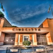 1280px-Welcome_to_Cinecittà_(6003644868) Мега-кино-парк развлечений Cinecittà World в Риме
